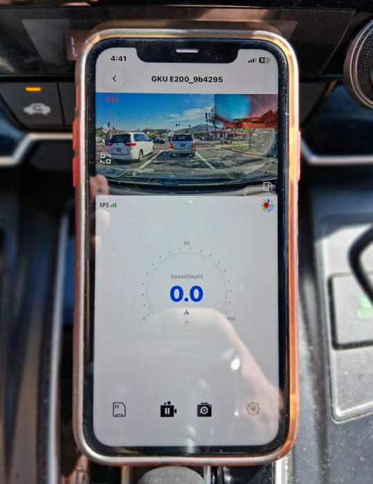 GKU GO app displaying the E200 dash cam's live front-camera and in-picture rear-camera view, GPS connection, and vehicle speed