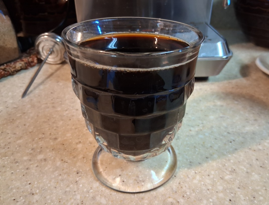 Cold Brew-style iced coffee prepared with the AMZCHEF CM1626 during Plumosity's hands-on product testing